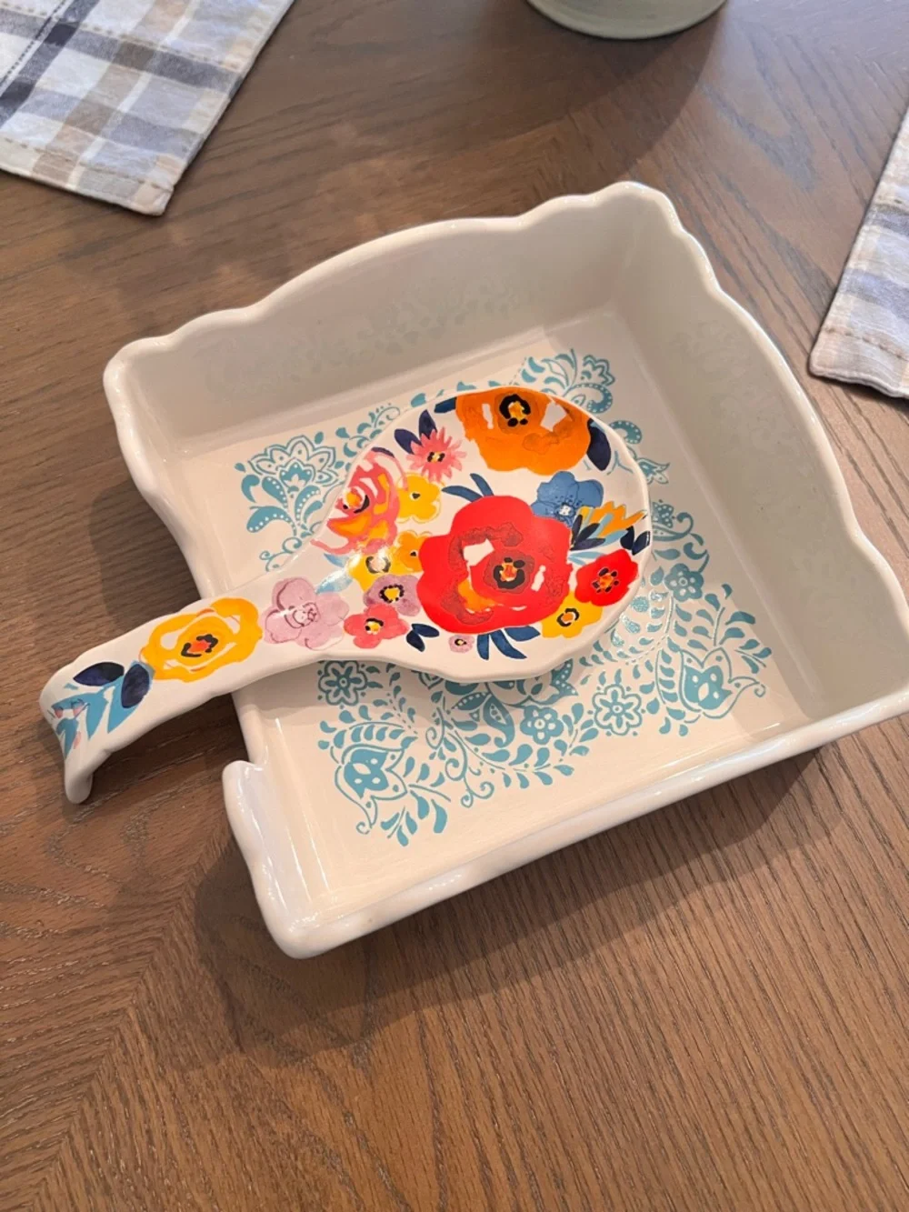 The Pioneer Woman White Ceramic Spoon Rest with Scalloped Edge